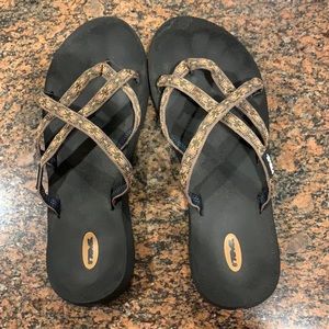 TEVA Olowahu flip flop style strappy sandals. Sz 8